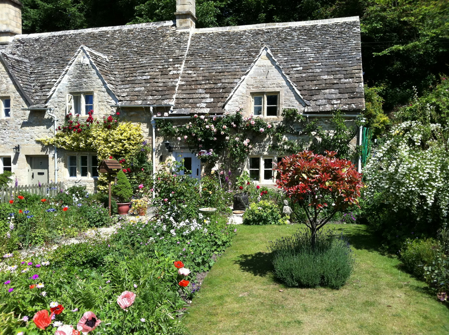 Stone home with a garden in Bibury